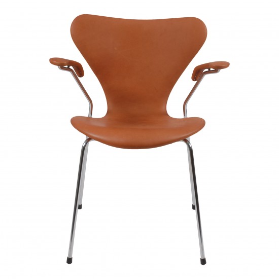 Arne Jacobsen Armstol, 3207, i cognac anilin læder