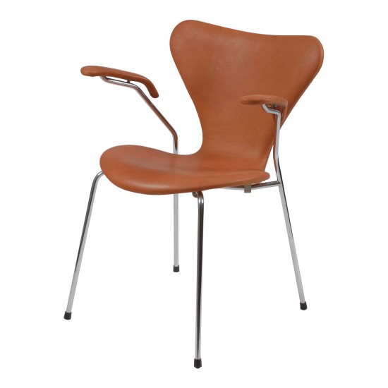 Arne Jacobsen Armstol, 3207, i cognac anilin læder