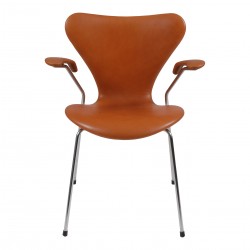 Arne Jacobsen Syver armstol, 3207, nypolstret i Walnut Anilin læder