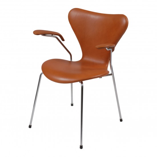 Arne Jacobsen Seven armchair, 3207 newly upholstered, walnut aniline leather