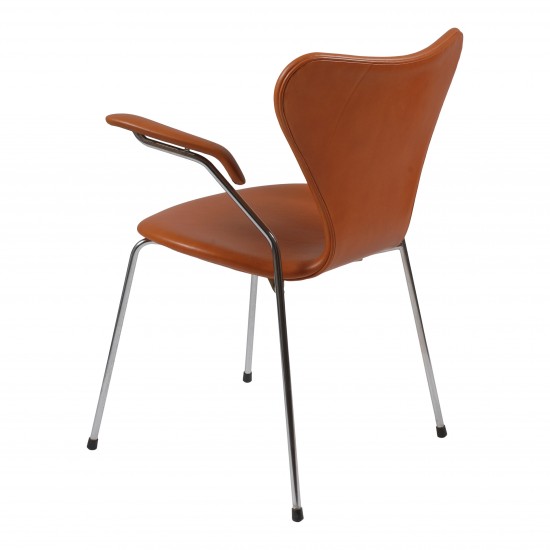 Arne Jacobsen Seven armchair, 3207 newly upholstered, walnut aniline leather