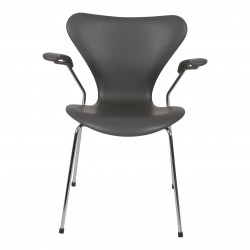 Arne Jacobsen Syver armstol, 3207, nypolstret i mørkegråt classic læder