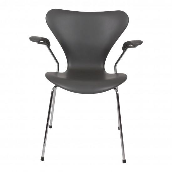 Arne Jacobsen Syver armstol, 3207, nypolstret i mørkegråt classic læder