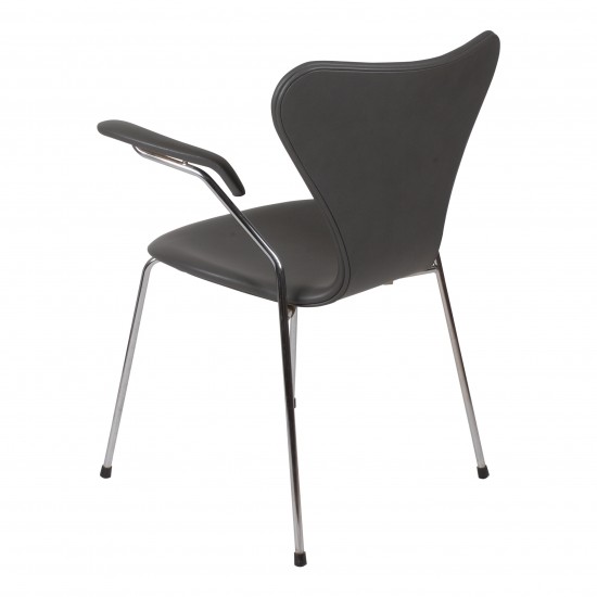 Arne Jacobsen Syver armstol, 3207, nypolstret i mørkegråt classic læder