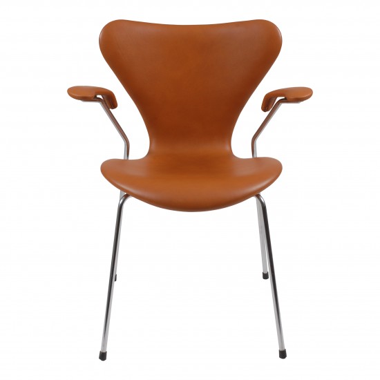 Arne Jacobsen Syver armstol, 3207, nypolstret i Classic cognac læder