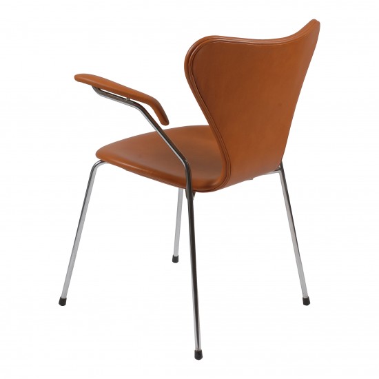 Arne Jacobsen Syver armstol, 3207, nypolstret i Classic cognac læder