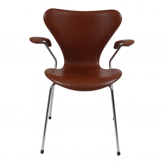 Arne Jacobsen Seven armchair, 3207, newly upholstered with mocha classic leather