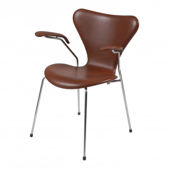 Arne Jacobsen Seven armchair, 3207, newly upholstered with mocha classic leather