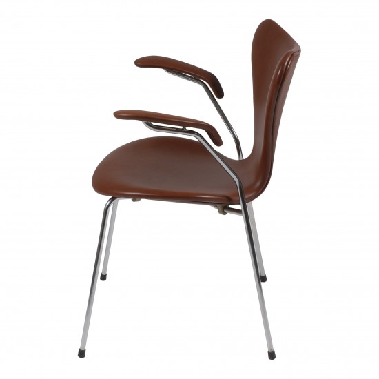 Arne Jacobsen Seven armchair, 3207, newly upholstered with mocha classic leather