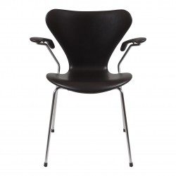 Arne Jacobsen Syver armstol, 3207, nypolstret i sort anilin læder 