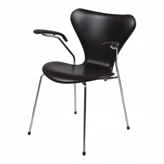 Arne Jacobsen Syver armstol, 3207, nypolstret i sort anilin læder 