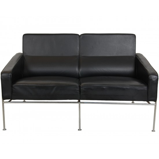 Arne Jacobsen 2.seater 3302 airport sofa in black leather
