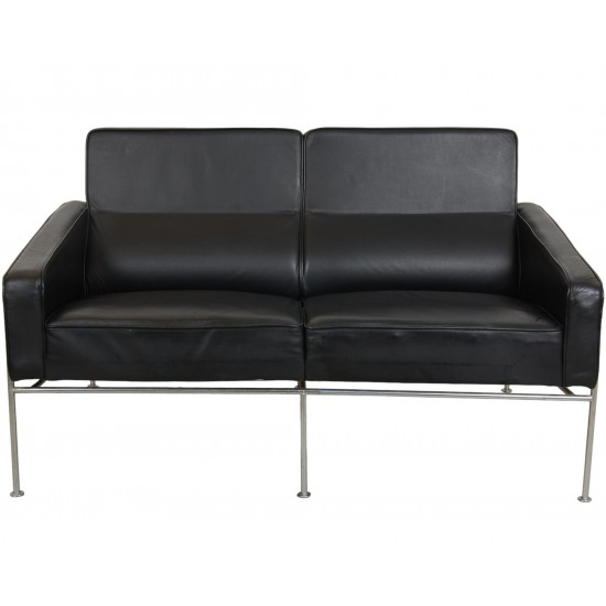 Arne Jacobsen 2.seater 3302 airport sofa in black leather