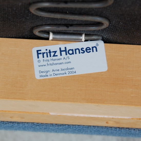 Arne Jacobsen 3301 lænestol i blåt stof