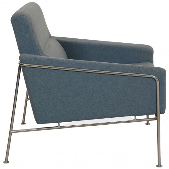 Arne Jacobsen 3301 lounge chair in blue fabric