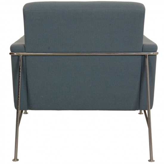 Arne Jacobsen 3301 lounge chair in blue fabric