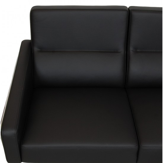 Arne Jacobsen 3302 2.seater airport sofa in black leather