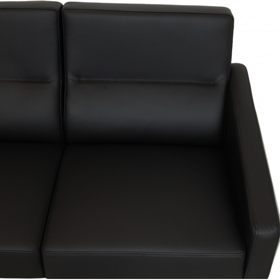 Arne Jacobsen 3302 2.seater airport sofa in black leather