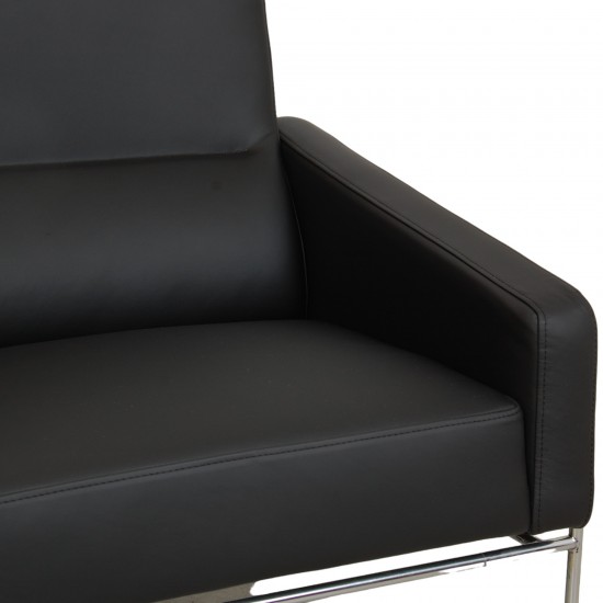 Arne Jacobsen 3302 2.seater airport sofa in black leather