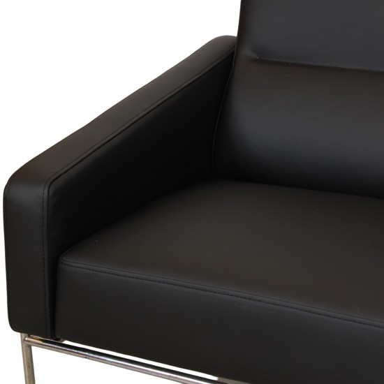 Arne Jacobsen 3302 2.seater airport sofa in black leather