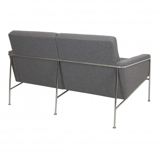 Arne Jacobsen 2-person Airport sofa model 3302