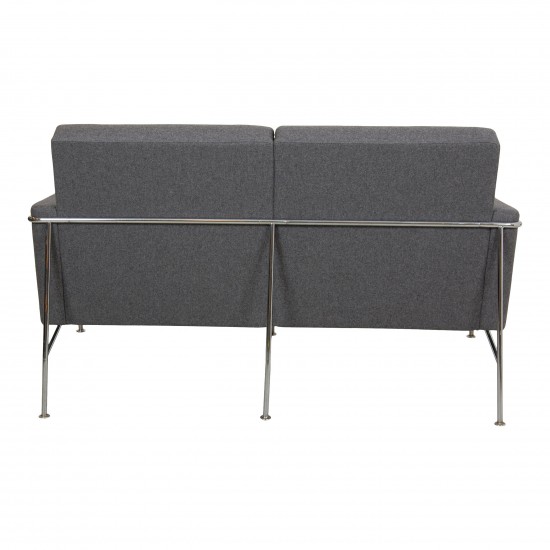 Arne Jacobsen 2-person Airport sofa model 3302