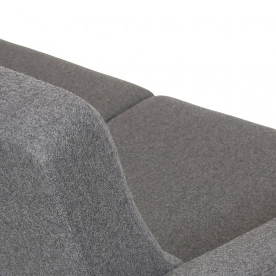 Arne Jacobsen 2-person Airport sofa model 3302