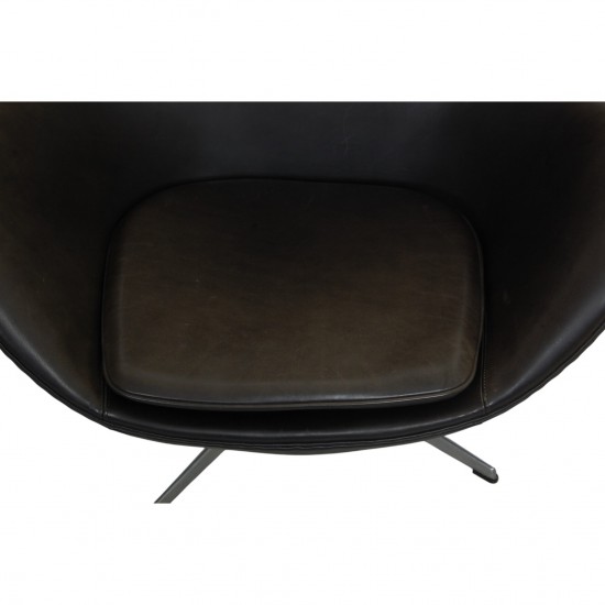 Arne Jacobsen Egg chair in patinated black anilin leather