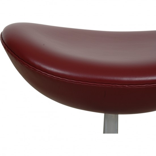 Arne Jacobsen Æggetaburet betrukket med Oxblood Classic læder