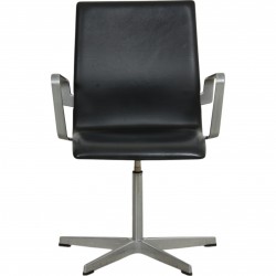 Arne Jacobsen Oxford chair in black Essential leather