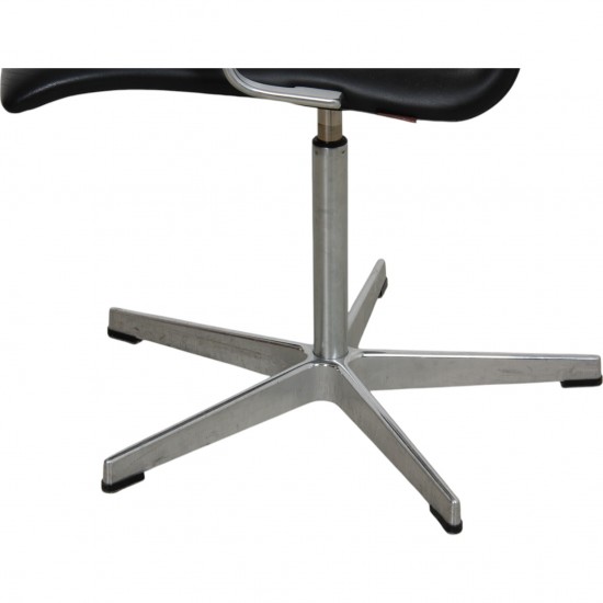 Arne Jacobsen Oxford chair in black Essential leather
