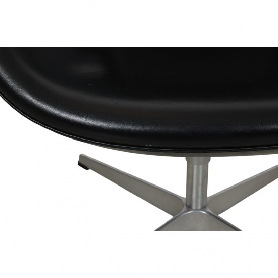 Arne Jacobsen Svane stol i patineret sort læder 2007
