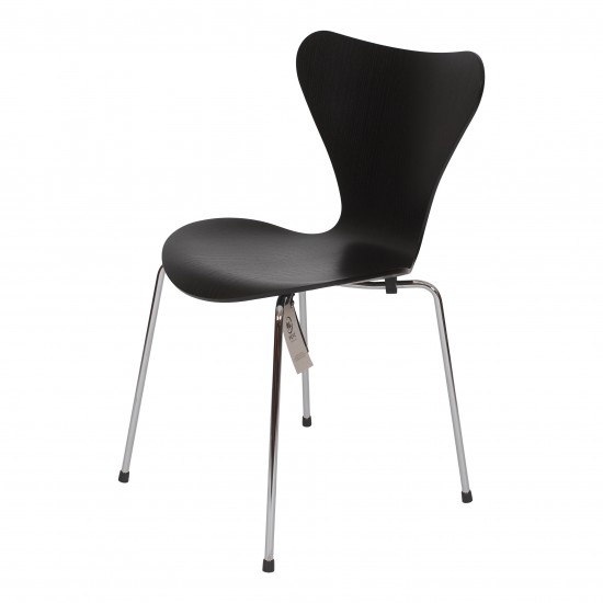 Arne Jacobsen New Seven chair 3107 of black colored ash