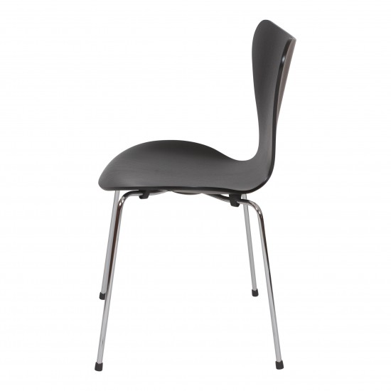 Arne Jacobsen New Seven chair 3107 of black colored ash