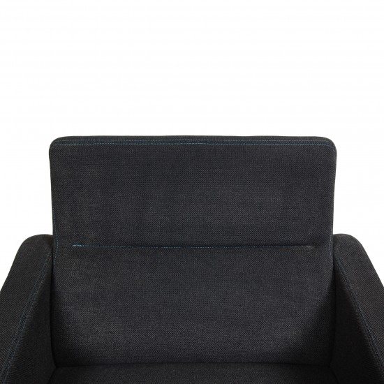 Arne Jacobsen 3301 Airport chair in grey fabric