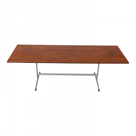 Arne Jacobsen Rectangular coffee table of lacquered rosewood 55x151 cm
