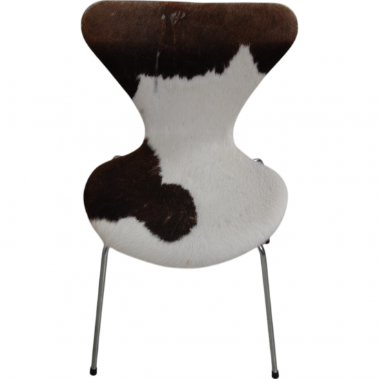 Set of four Arne Jacobsen Seven chairs in cow Hide