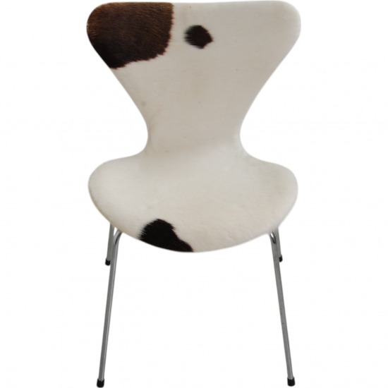 Set of four Arne Jacobsen Seven chairs in cow Hide