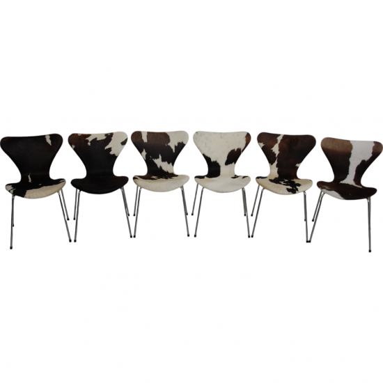 Sæt med seks Arne Jacobsen Syver stole i ko skind