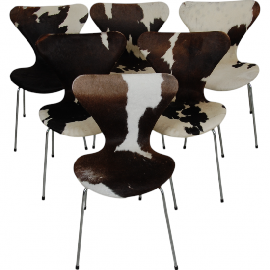 Sæt med seks Arne Jacobsen Syver stole i ko skind