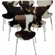 Sæt med seks Arne Jacobsen Syver stole i ko skind