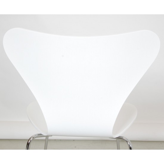 Arne Jacobsen Barstool 3187 white colored veneer
