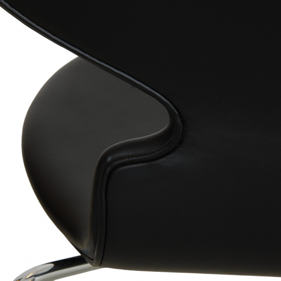 Set Arne Jacobsen Ant chair upholstered in black classic leather (6)