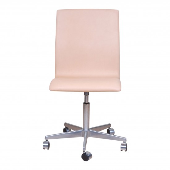 Arne Jacobsen Oxford office chair newly upholstered with natural leather