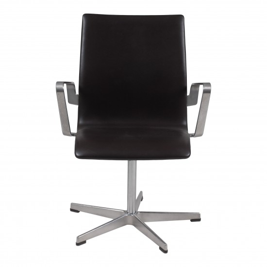 Arne Jacobsen oxford stol med armlæn, nypolstret i sort anilin læder