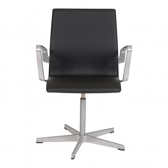 Arne Jacobsen Oxford chair with armrests, black original leather, brown label