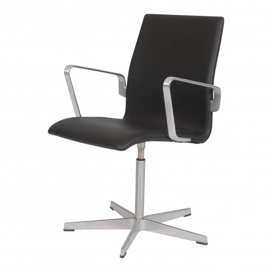 Arne Jacobsen Oxford chair with armrests, black original leather, brown label