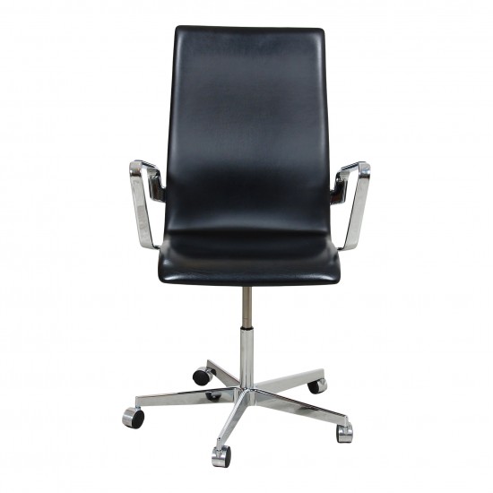 Arne Jacobsen Oxford office chair with a medium high back and original black leather