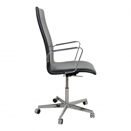 Arne Jacobsen Oxford office chair with a medium high back and original black leather