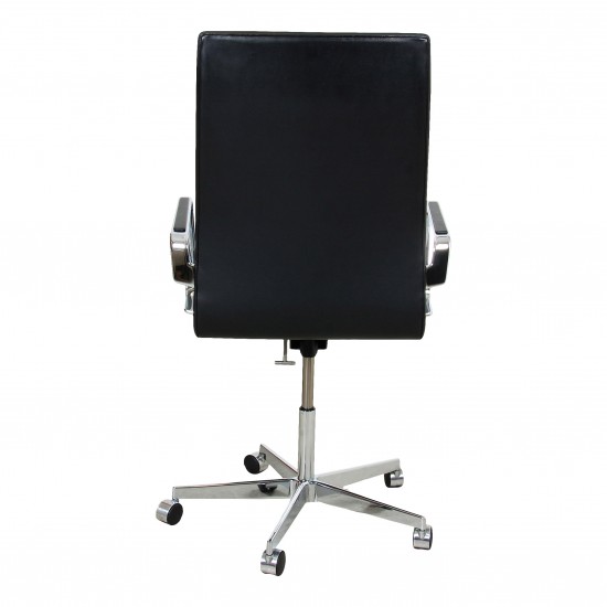 Arne Jacobsen Oxford office chair with a medium high back and original black leather